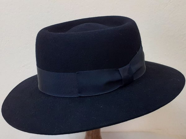 Moški klobuk modre barve z pentljo