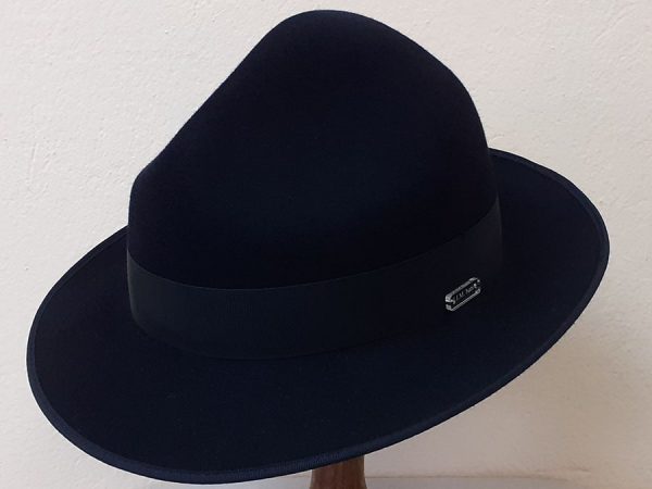 Črn moški klobuk s trakom